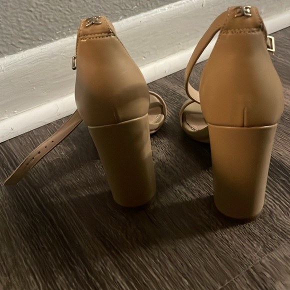 Sam Edelman size is 5.5 nude heels - Picture 2 of 4